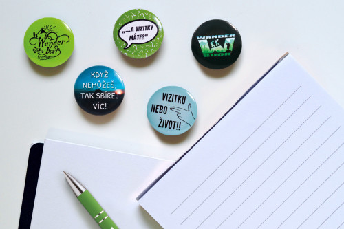 Buttony se špendlíkem opět skladem