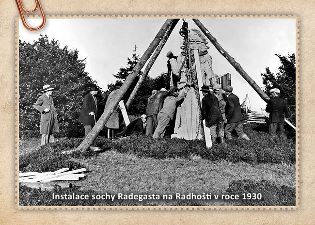 Instalace sochy Radegasta na Radhošti v roce 1930