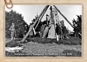 Instalace sochy Radegasta na Radhošti v roce 1930